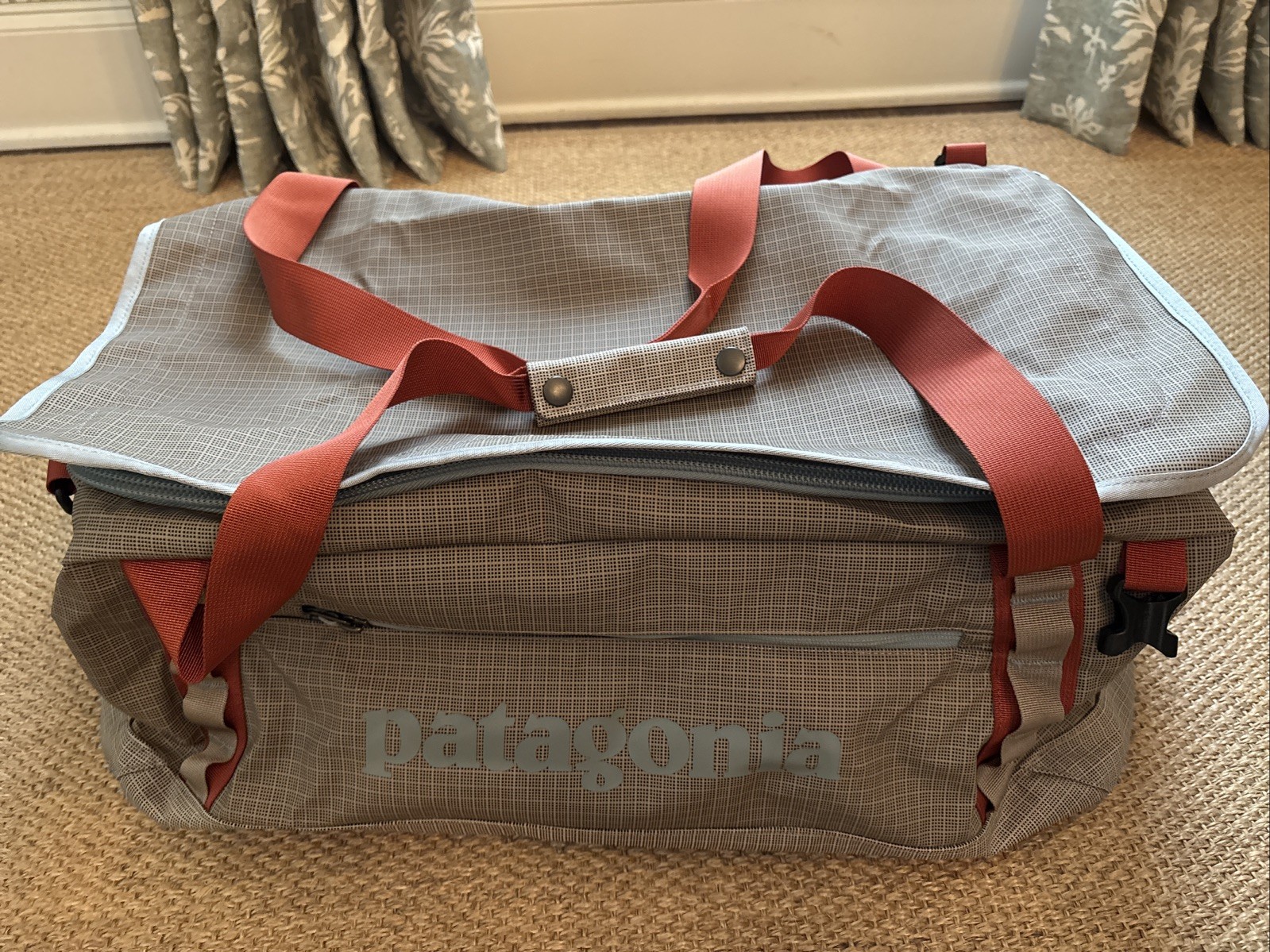 Patagonia Black Hole Duffel 55 L – Seabird Gray- NWT