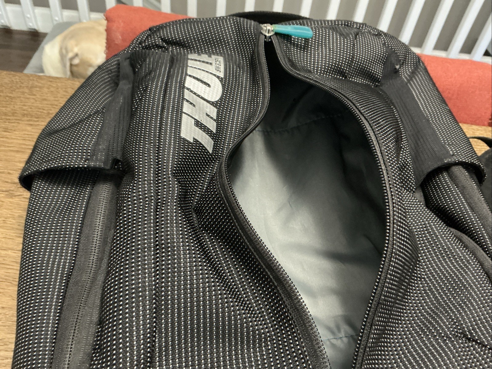 Thule Black Backpack Zip Closure Adjustable Strap Pockets Inner Pockets – READ