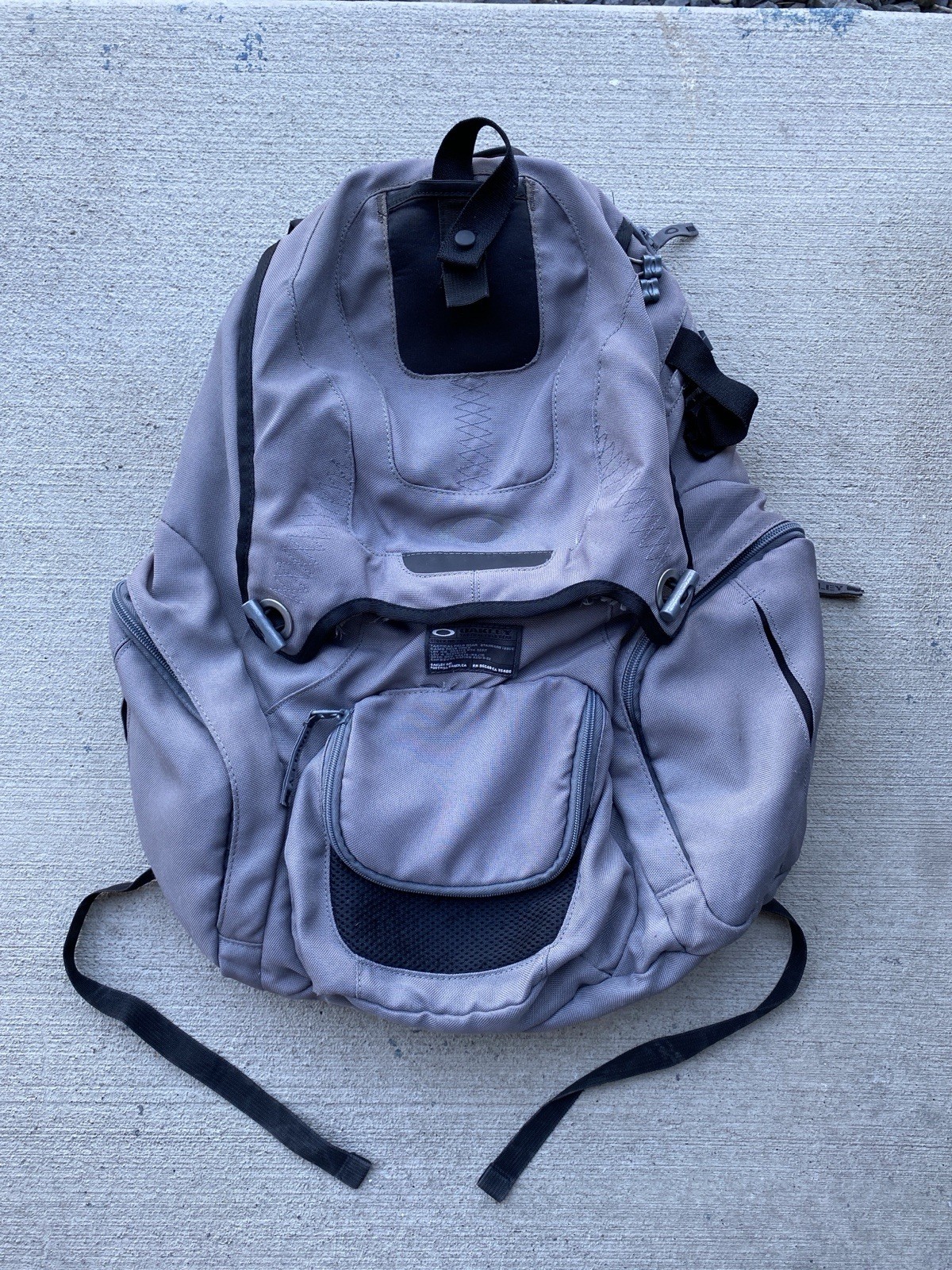 Vintage Oakley Panel Backpack Gray “The Book of Eli” Tactical Bag Y2K Grunge