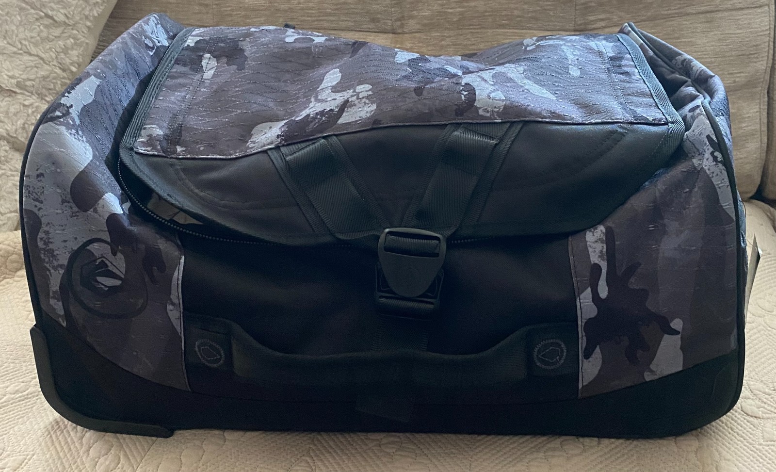 VOLCOM CARRY ON 21” ROLLING DUFFLE BAG BLACK LUGGAGE NEW