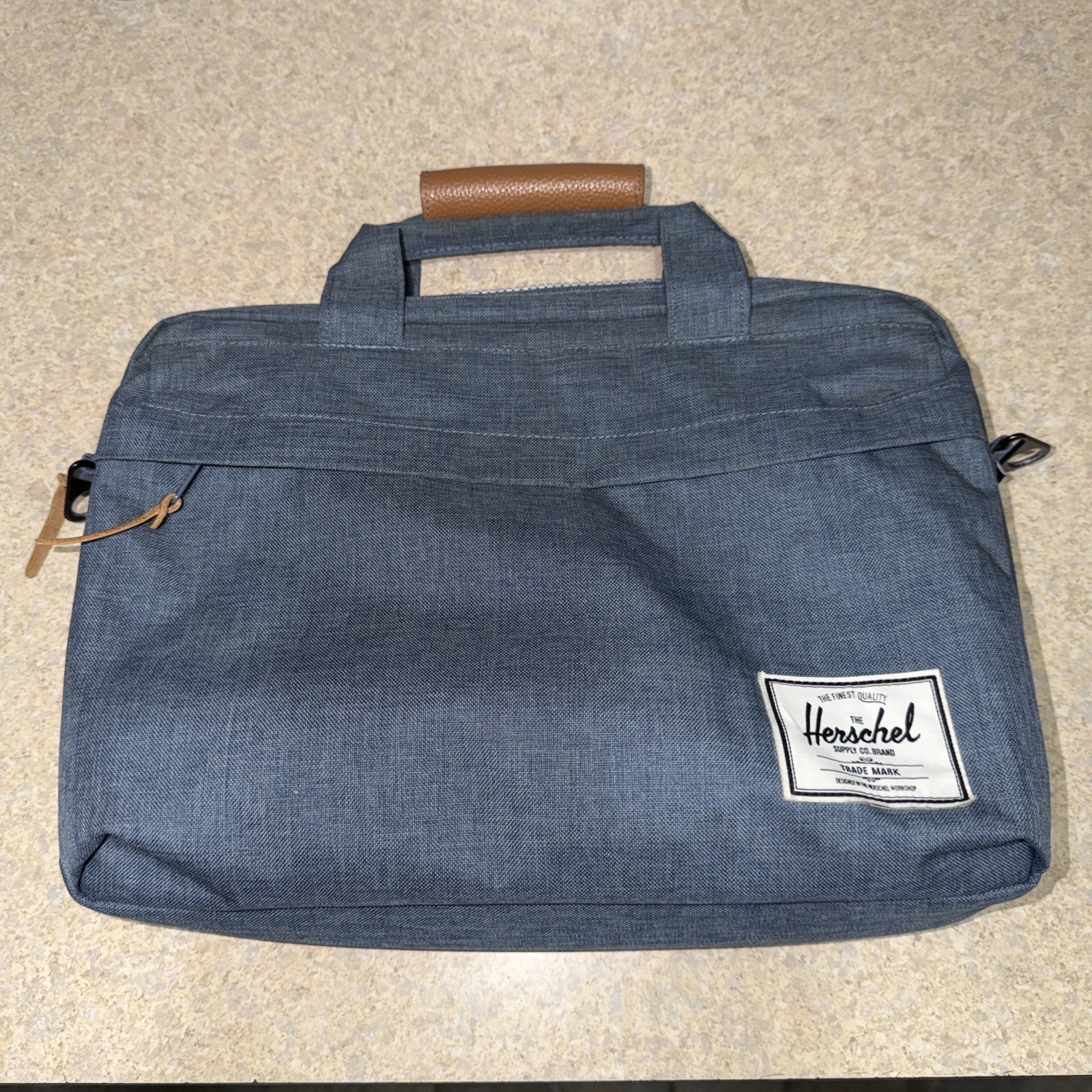 NWOT Herschel SUPPLY CO. 15″ MacBook SLEEVE Computer Bag in GRAY Shoulder Strap.