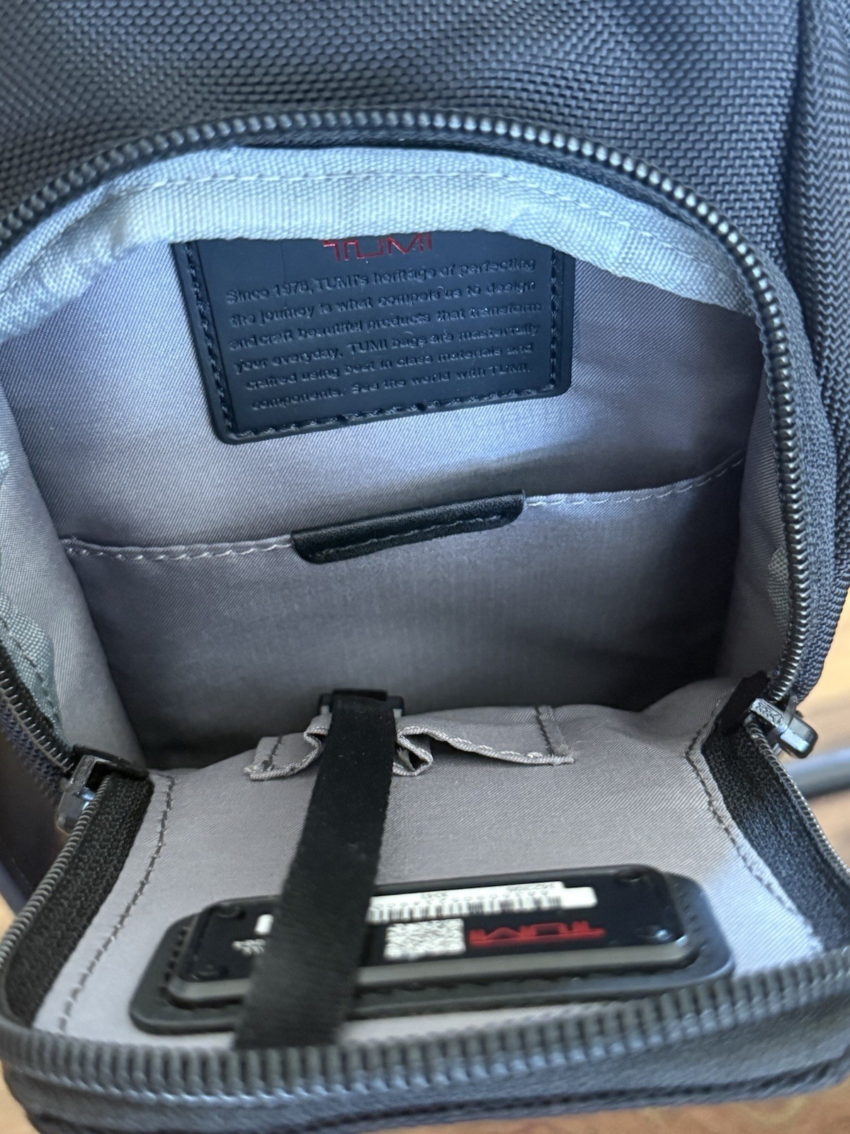 TUMI Alpha 3 Compact Sling Crossbody Bag Black Ballistic Nylon 142398 EUC