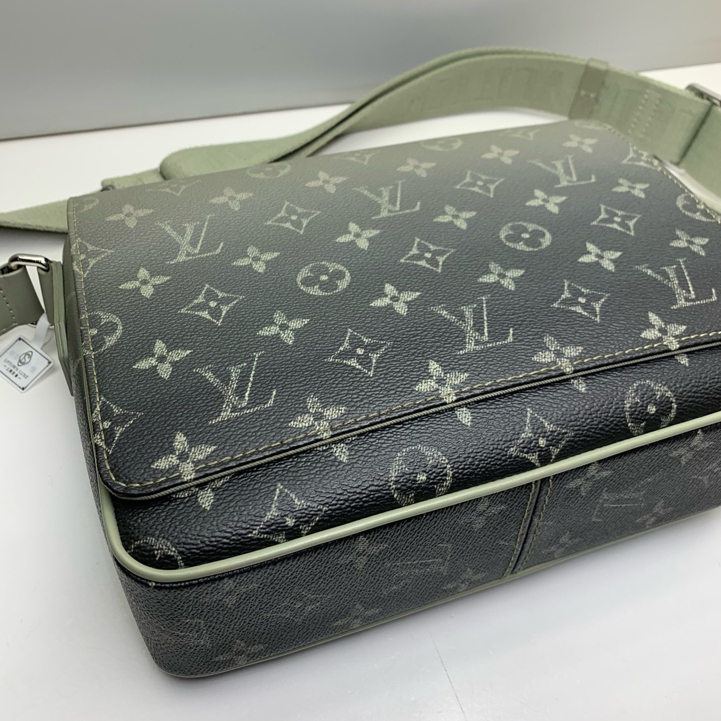 Louis Vuitton Pre-Owned Authentic DISTRICT Messenger Bag Crossbody Grey26x20x7cm