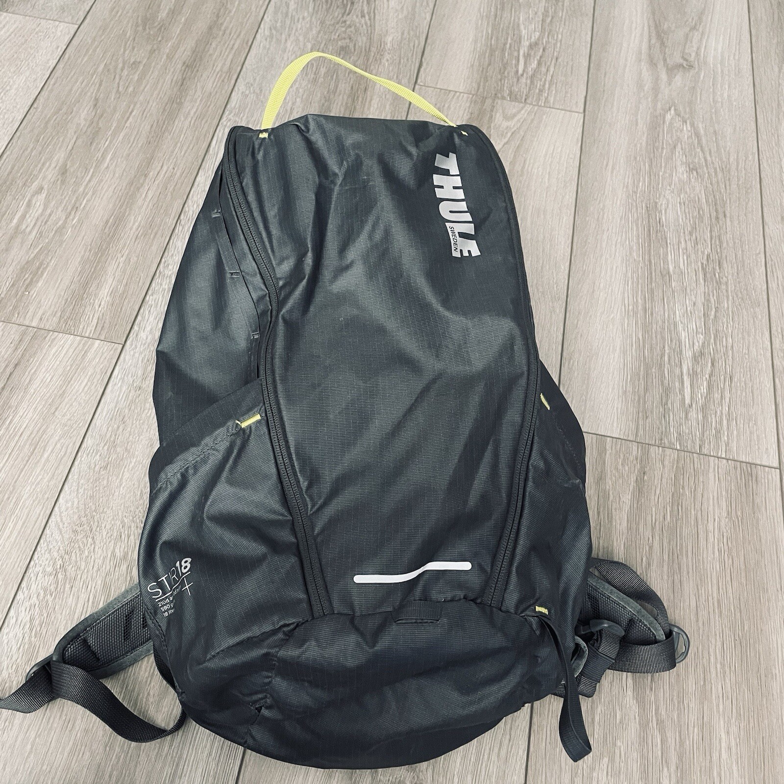 NWOT Thule Sweden Strip 18 Lightweight Gray Backpack