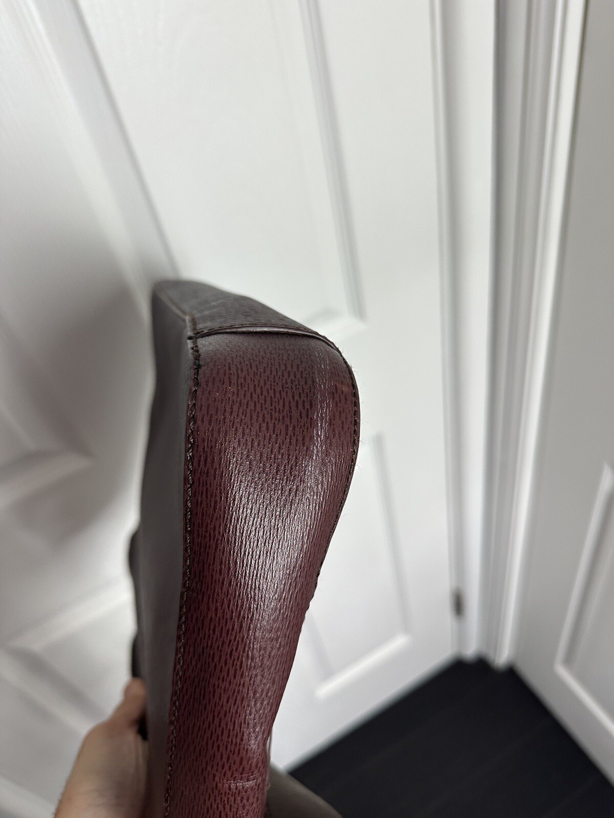Hugo Boss Messenger Shoulder Bag Crossbody Purse Burgundy Leather Cow Skin 14 In