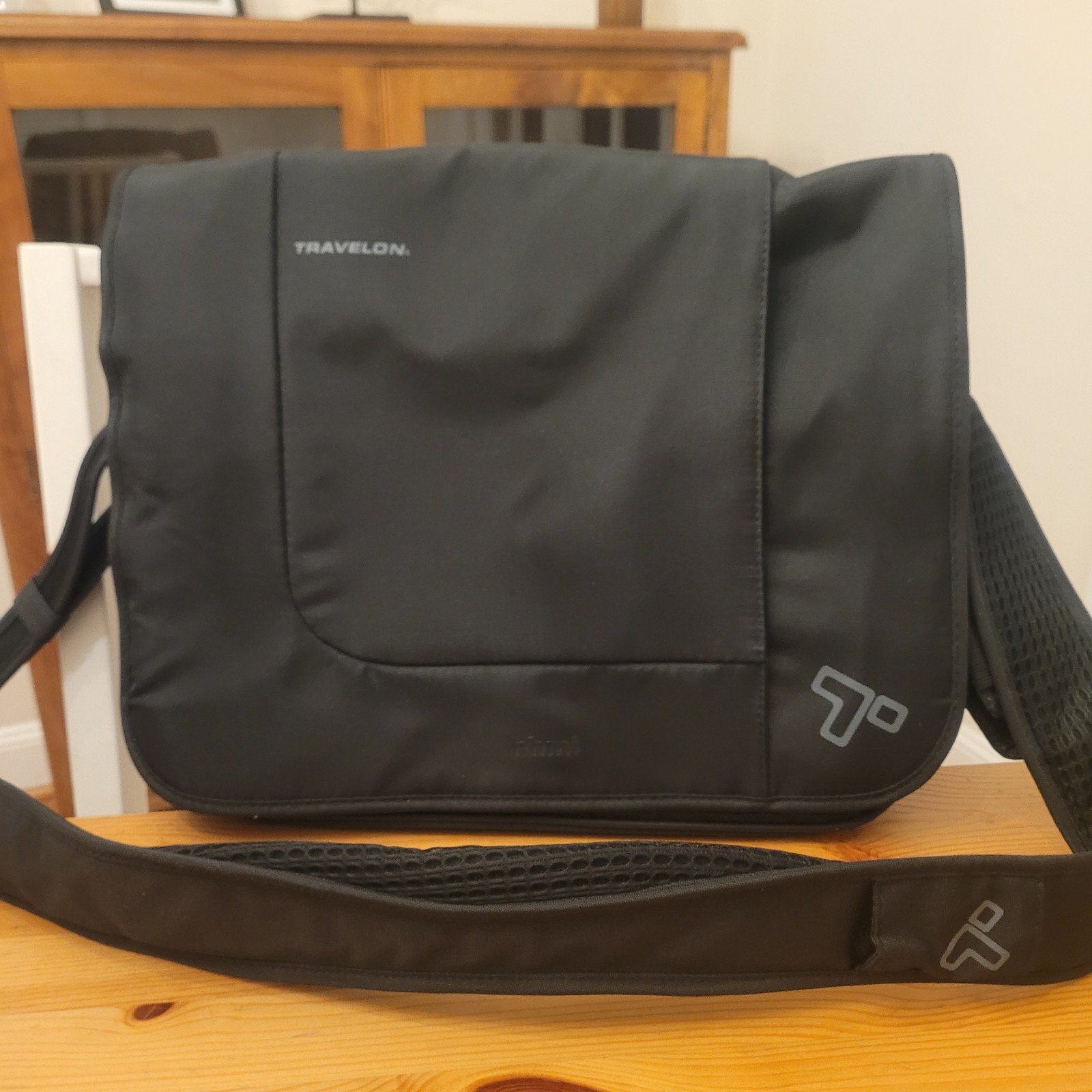 Travelon Anti-Theft Urban Messenger Bag *Branded “hhmi”-Black-NEW