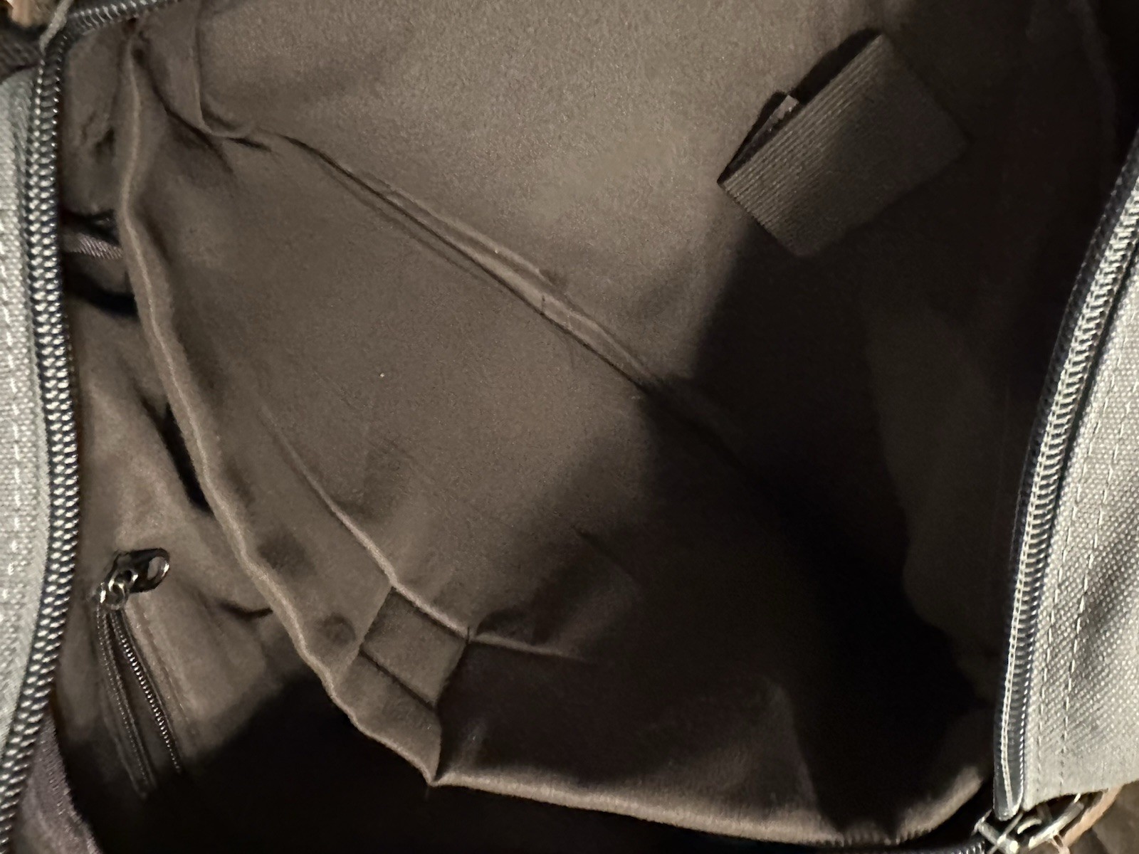 gray canvas messenger bag featuring a leather “SHENG1S” branded