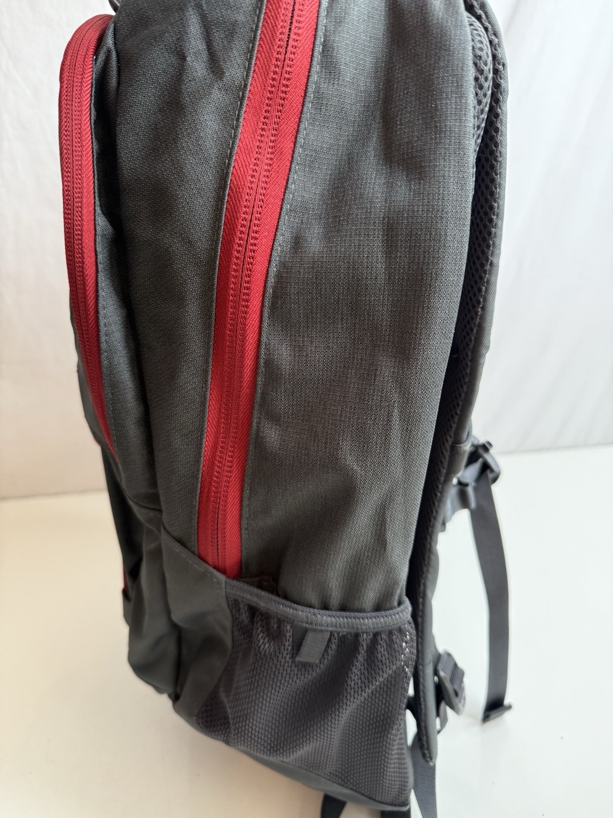 The North Face Groundwork Backpack 29L Laptop Gray Red HP Enterprise Flexvent