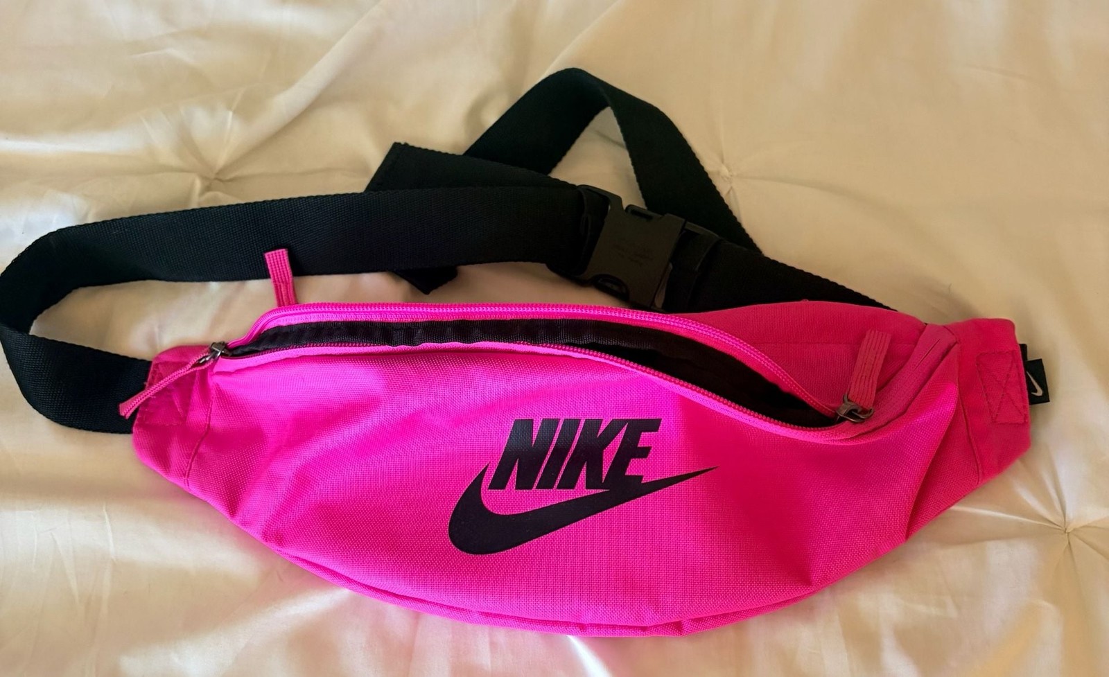 Nike Heritage Fanny Pack / Hip Pack Waist Bag in Hot Pink