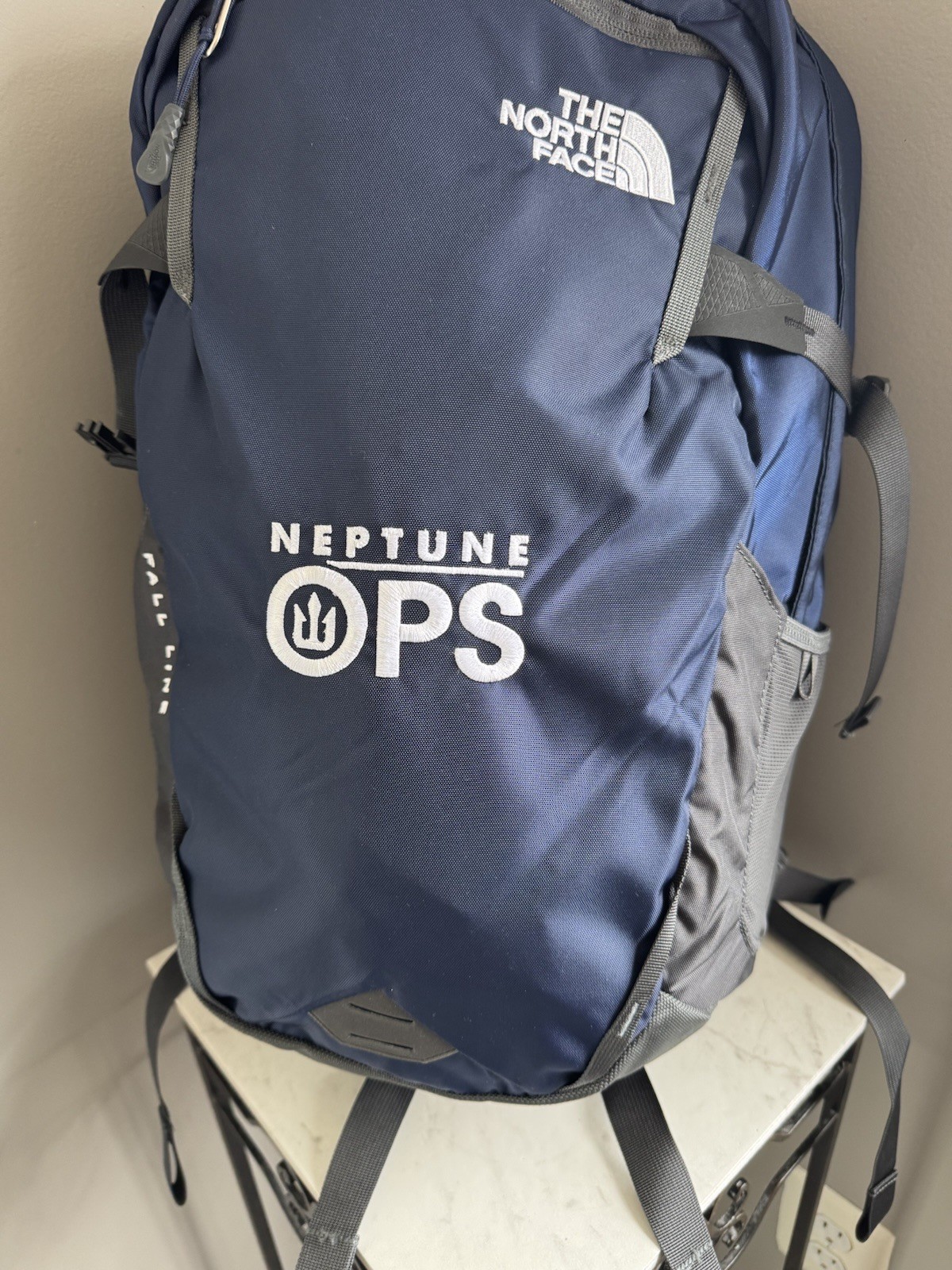 The North Face Fall Line Backpack NAVY BLUE w/Logo MINT CONDITION 🔥🔥
