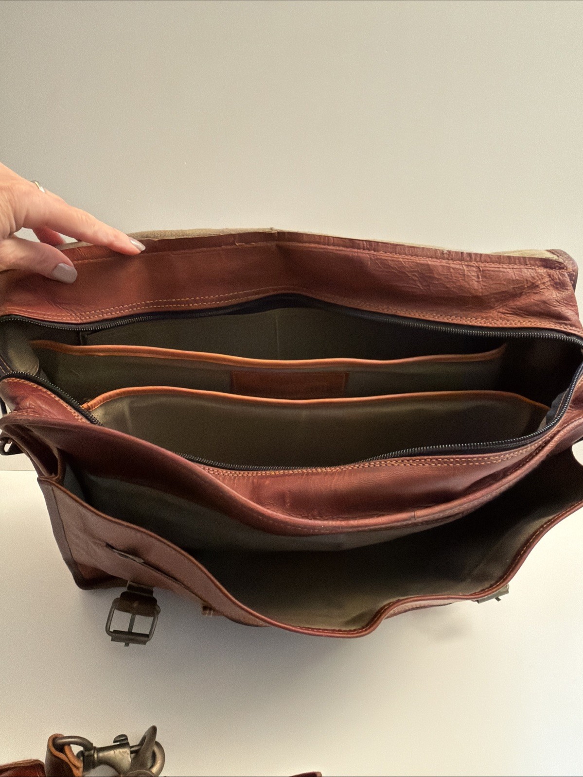 Komal’s Passion Leather Messenger Bag Brown Distressed Laptop Satchel 18″ Clean!