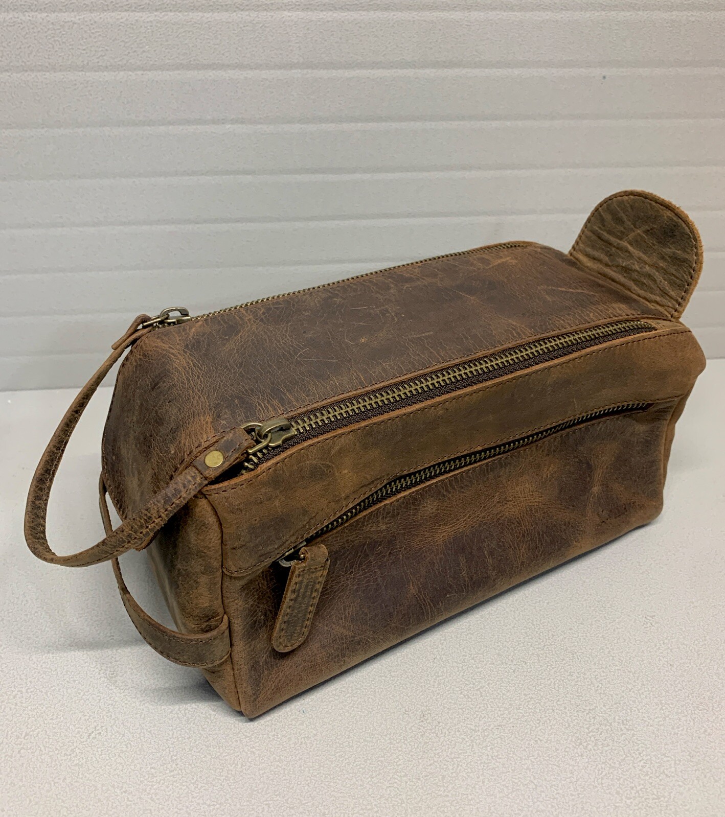 NWOT-KomalC Buffalo Leather Distressed Tan Toiletry Bag Unisex