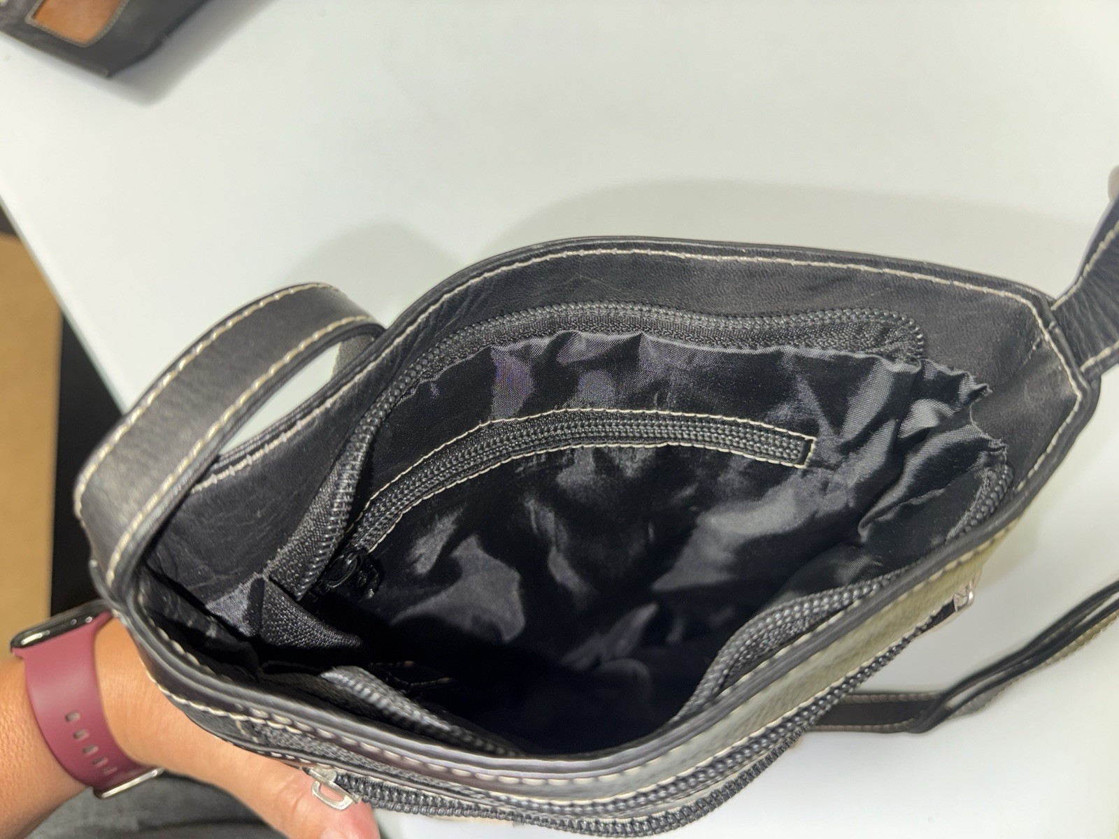 Genuine leather Blk + body Adjustable Strap Pockets/zip closure. Made in ecuador