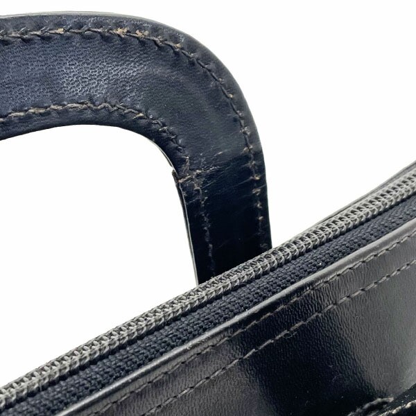 ■Authentic Burberry briefcase in black leather with a slide handle. Perfect for