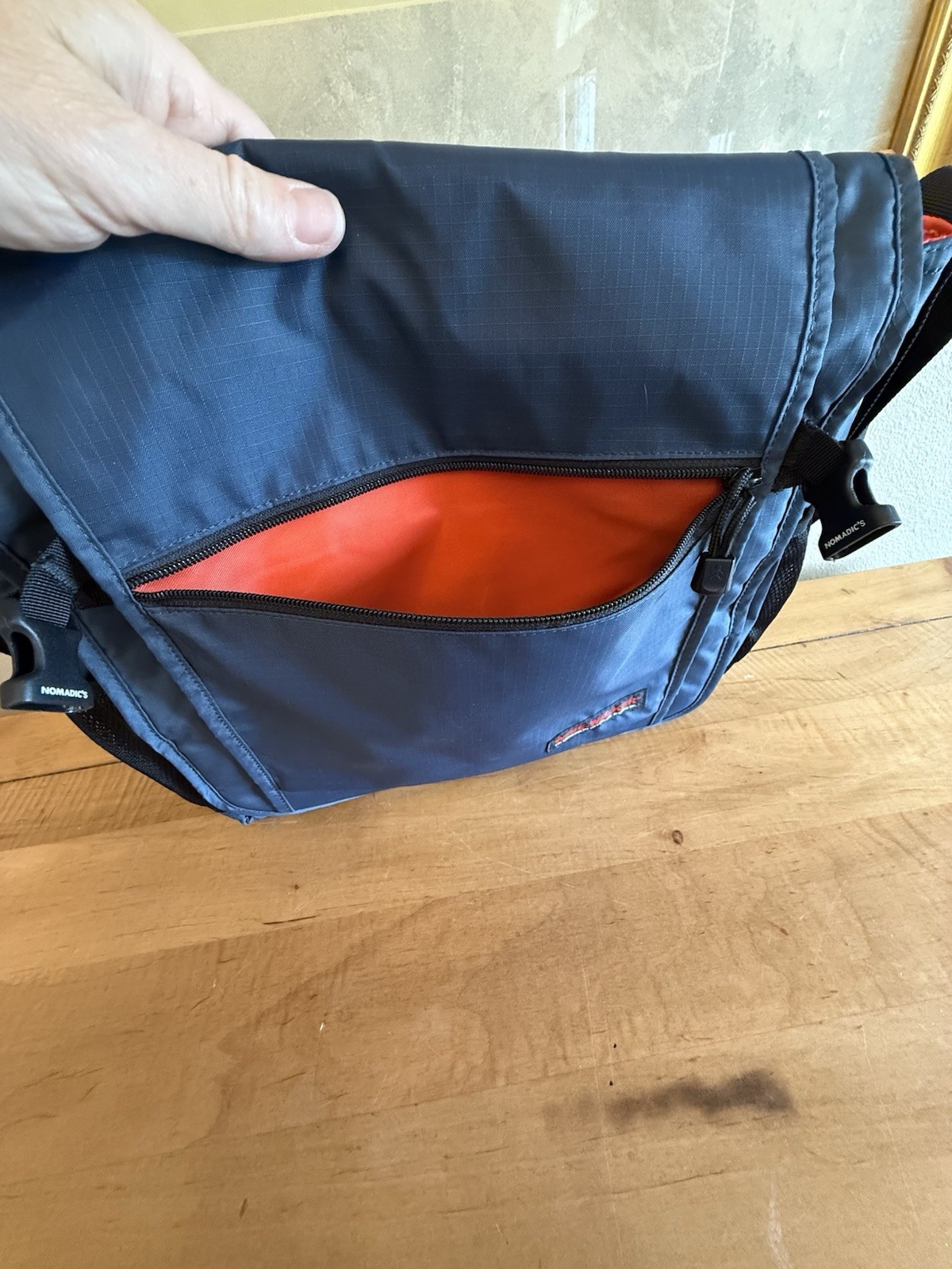 NWOT Wise-Walker Nomadic City Walker Messenger Bag Crossbody pockets Galore