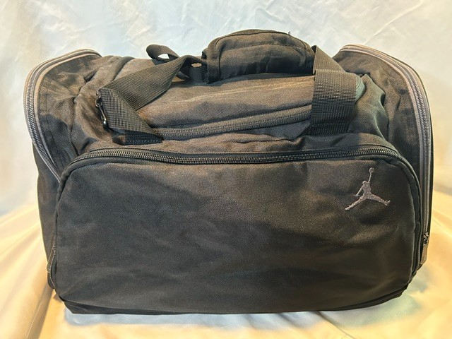 NIKE AIR JORDAN DUFFLE BAG CARRY ON OR OVERNIGHT BAG IN BLACK 20″