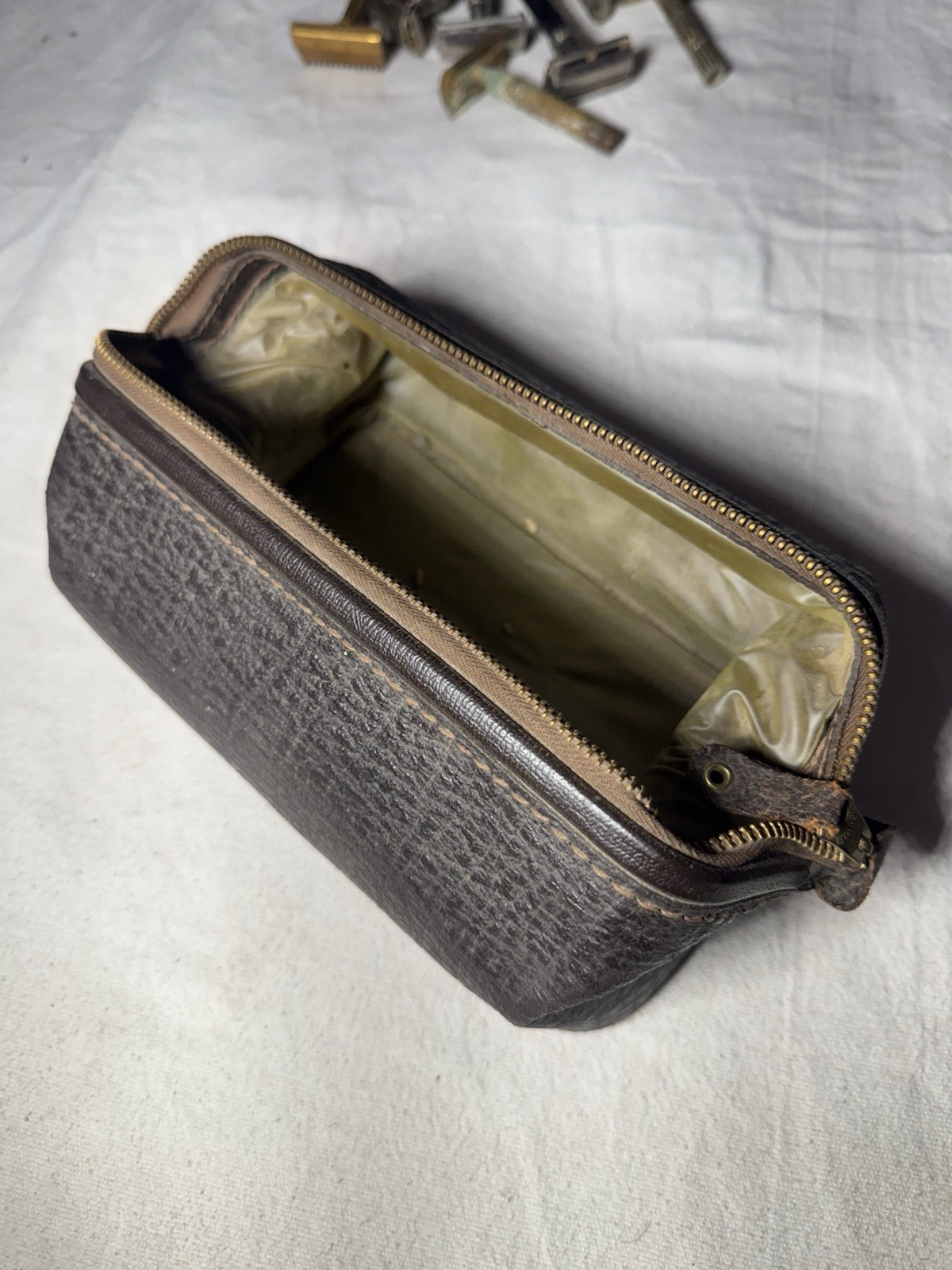 VTG Mens Toiletry Bag Cow Hide Leather Made In Taiwan Travel Case Shave