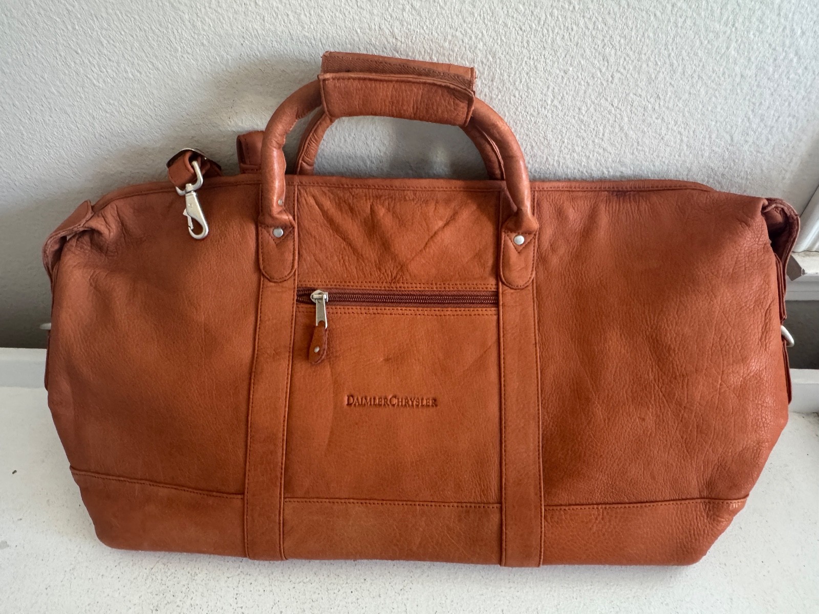 DAIMLER CHRYSLER CANYON OUTBACK LEATHER DUFFEL BAG TRAVEL WEEKENDER ADVERTISING