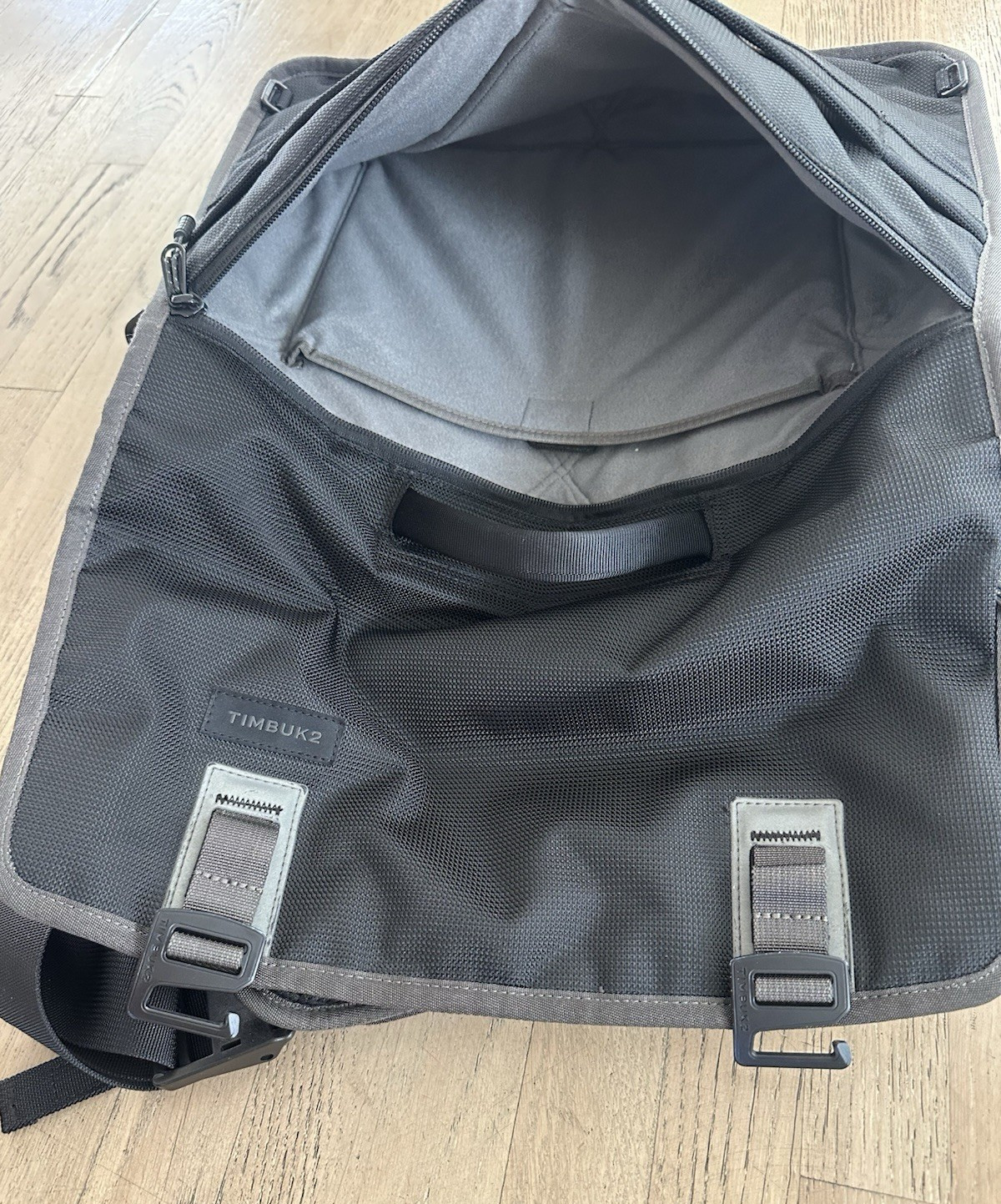 Timbuk2 Command Messenger Bag Black Grey Laptop Crossbody Strap Travel