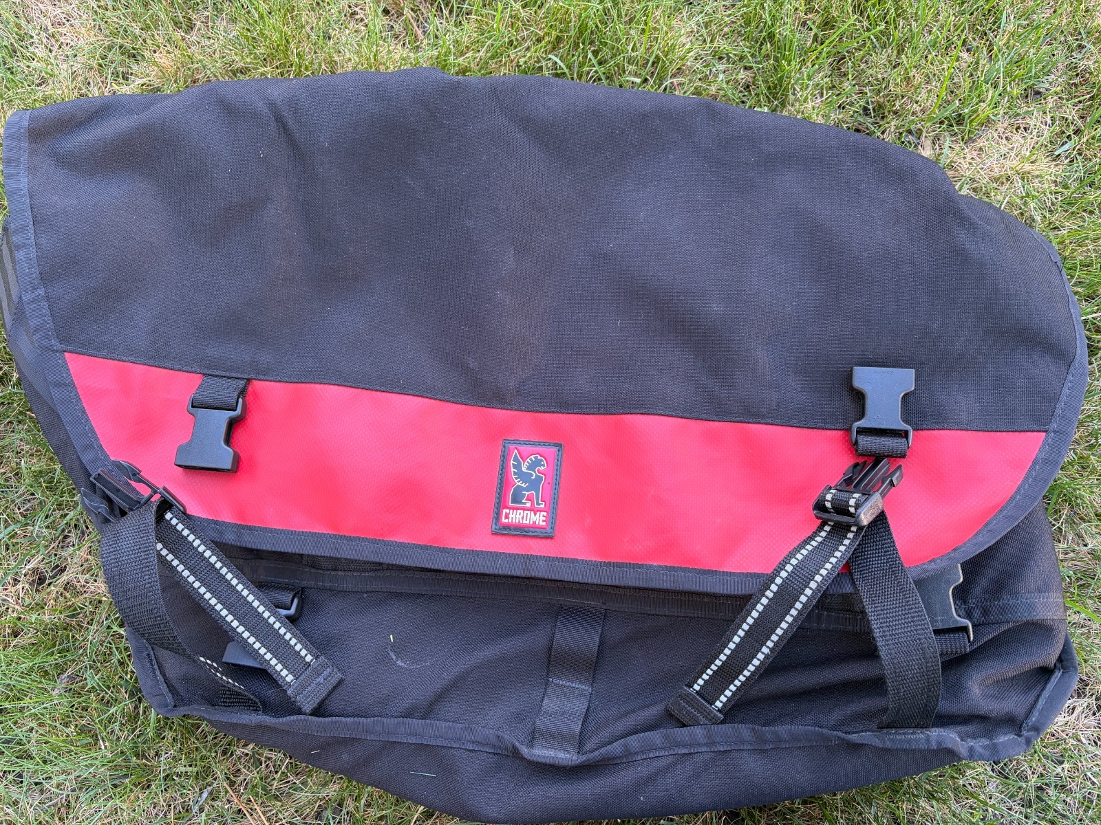 Chrome Bag – Mini Metro Messenger Bag 24″ Black/Red **Excellent**