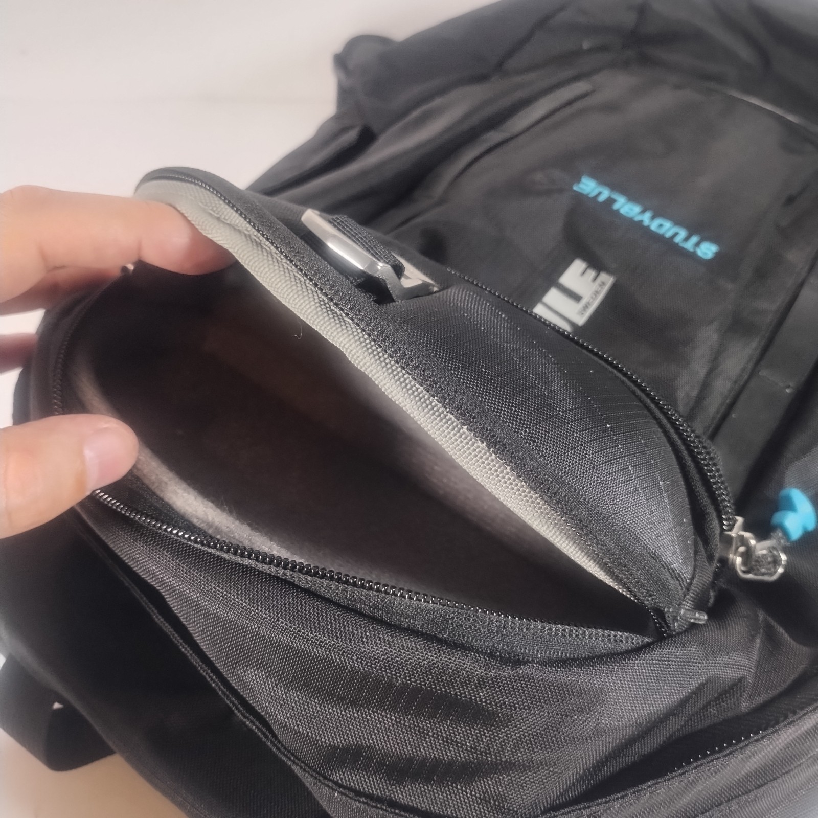 Thule Study Blue Backpack Laptop Sunglasses Case