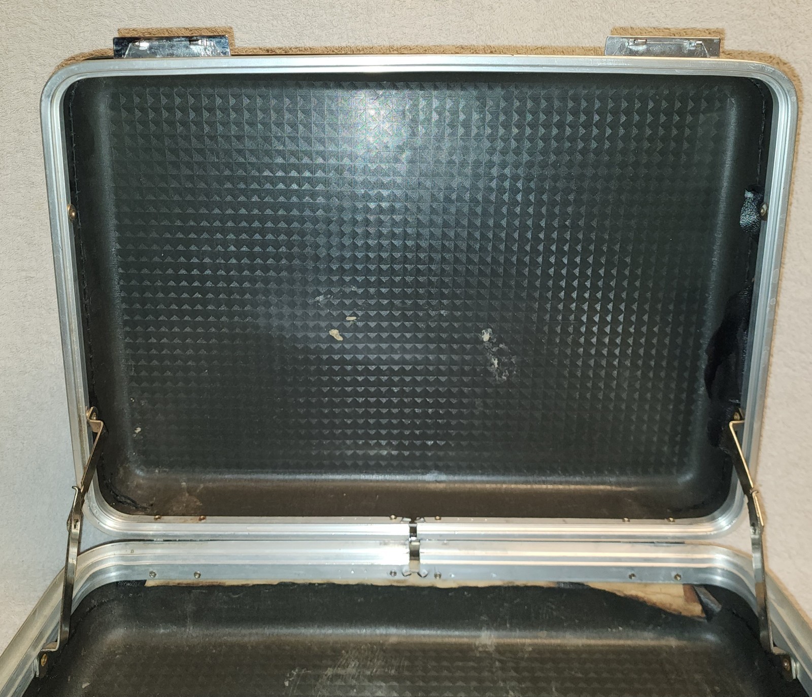 Vintage Oshkosh Hard Shell Briefcase Case Attache Dark Gray No Key