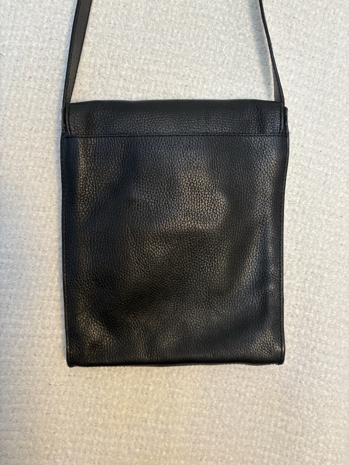 Cole Haan Black Messenger Bag Medium Adjustable Strap Flap Closure Preowned