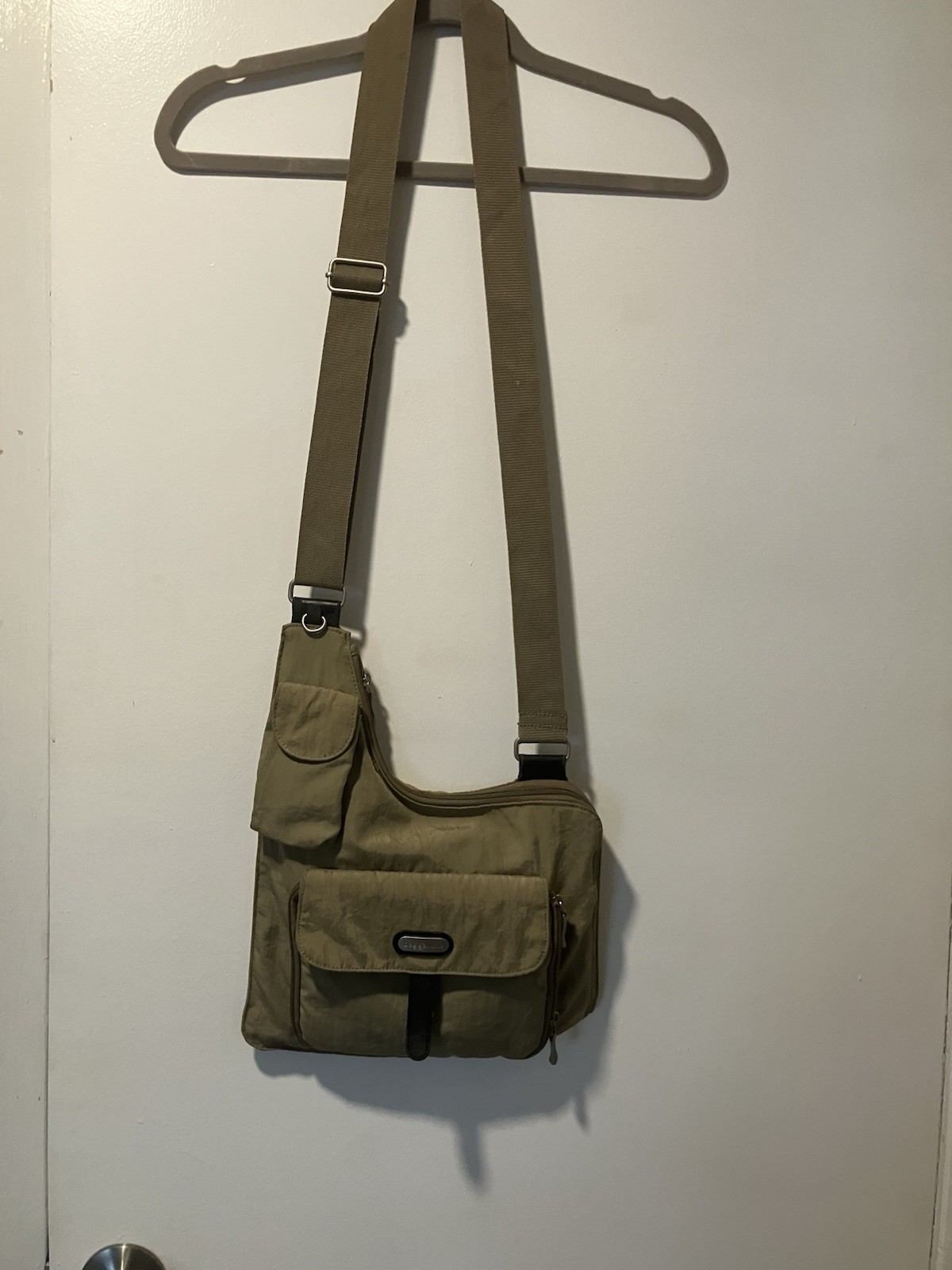 baggallini Beige Solid Crossbody Bag Zip & Magnetic Closure, Adjustable Strap