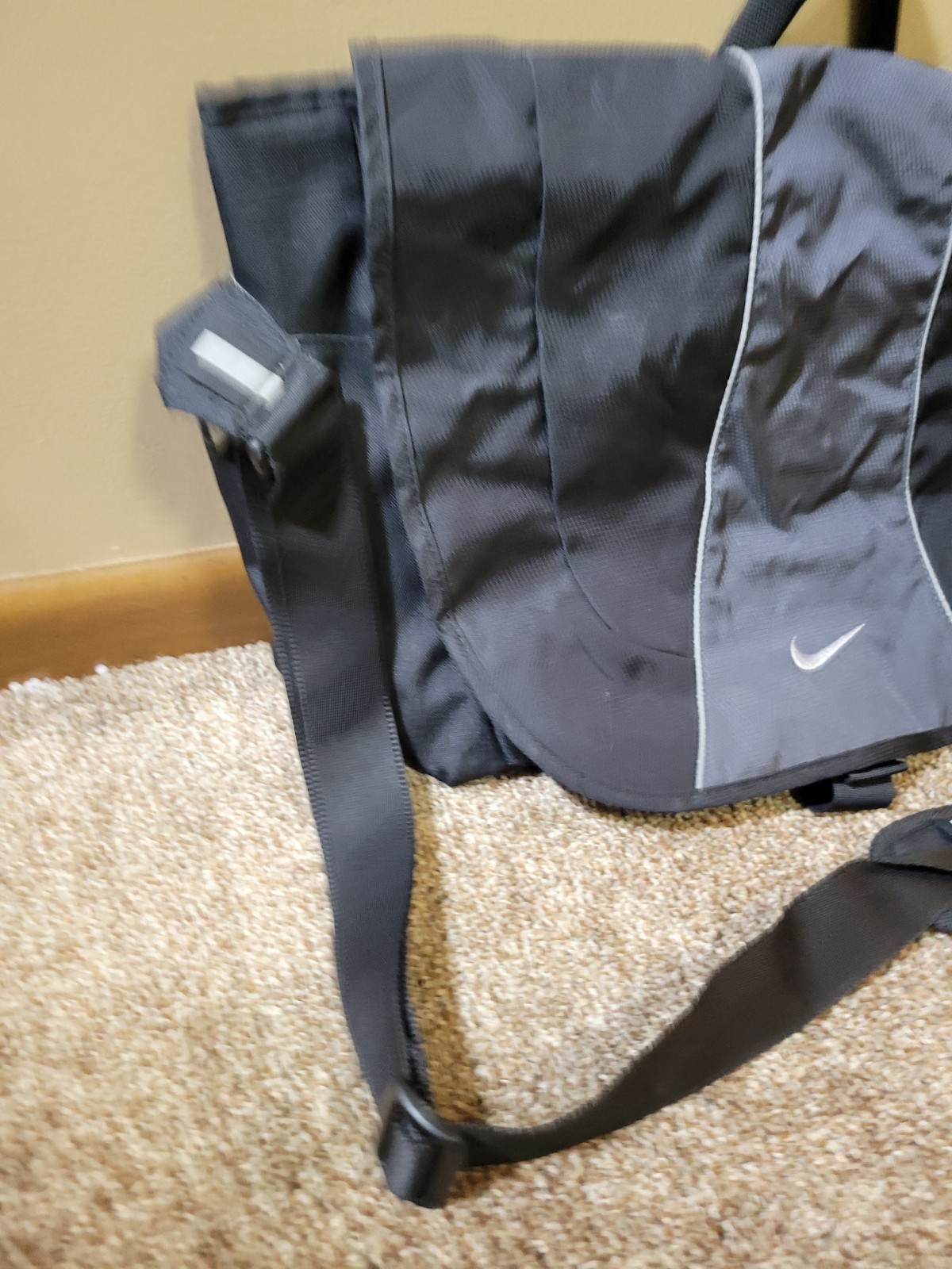 Nike Black Gray Messenger Bag Buckle Zip Shoulder Strap Adjustable Pockets Men