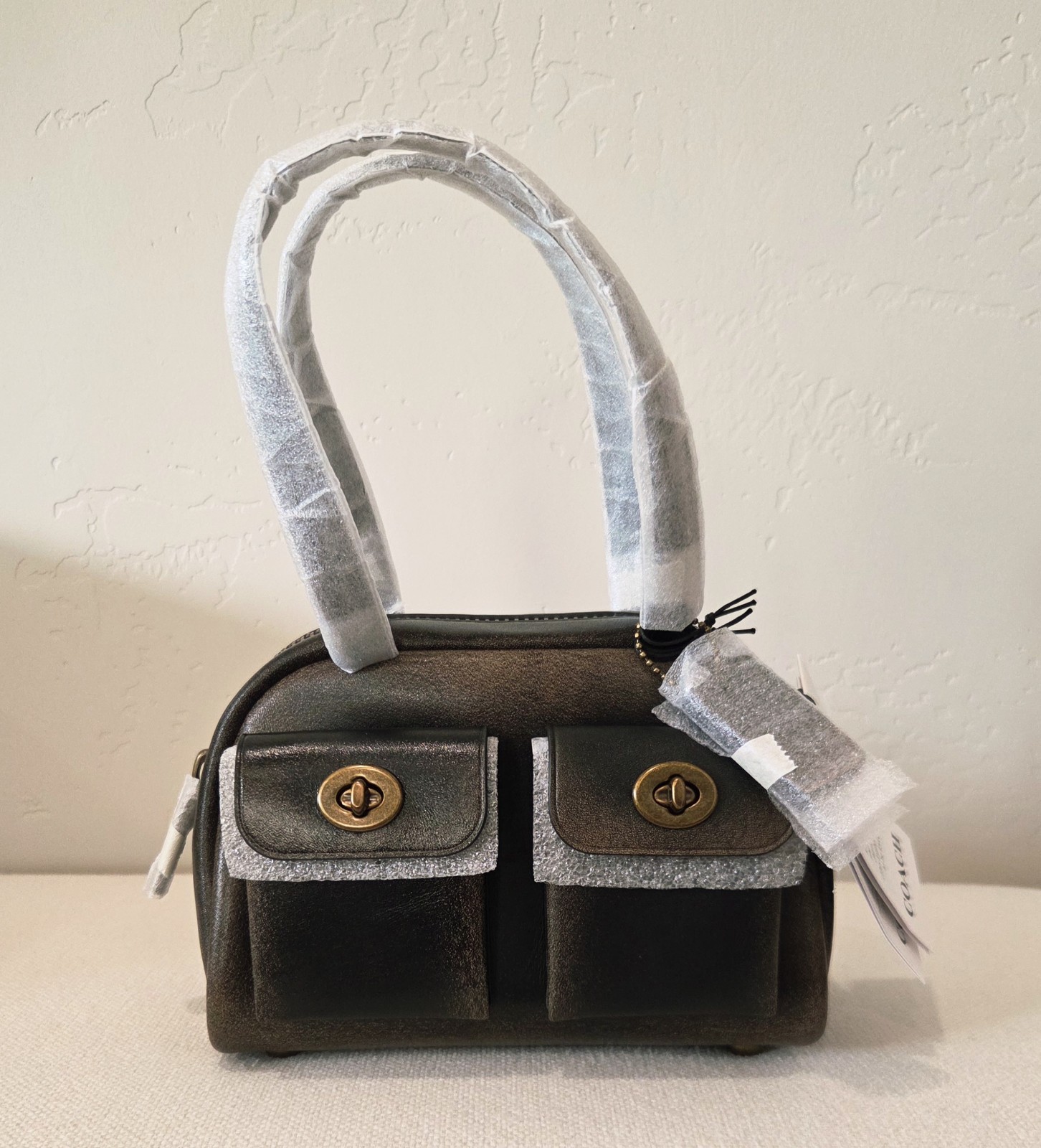 Coach Twin Turnlock Bag 20 In Loved Leather – loved leather/Dark Brass/Black