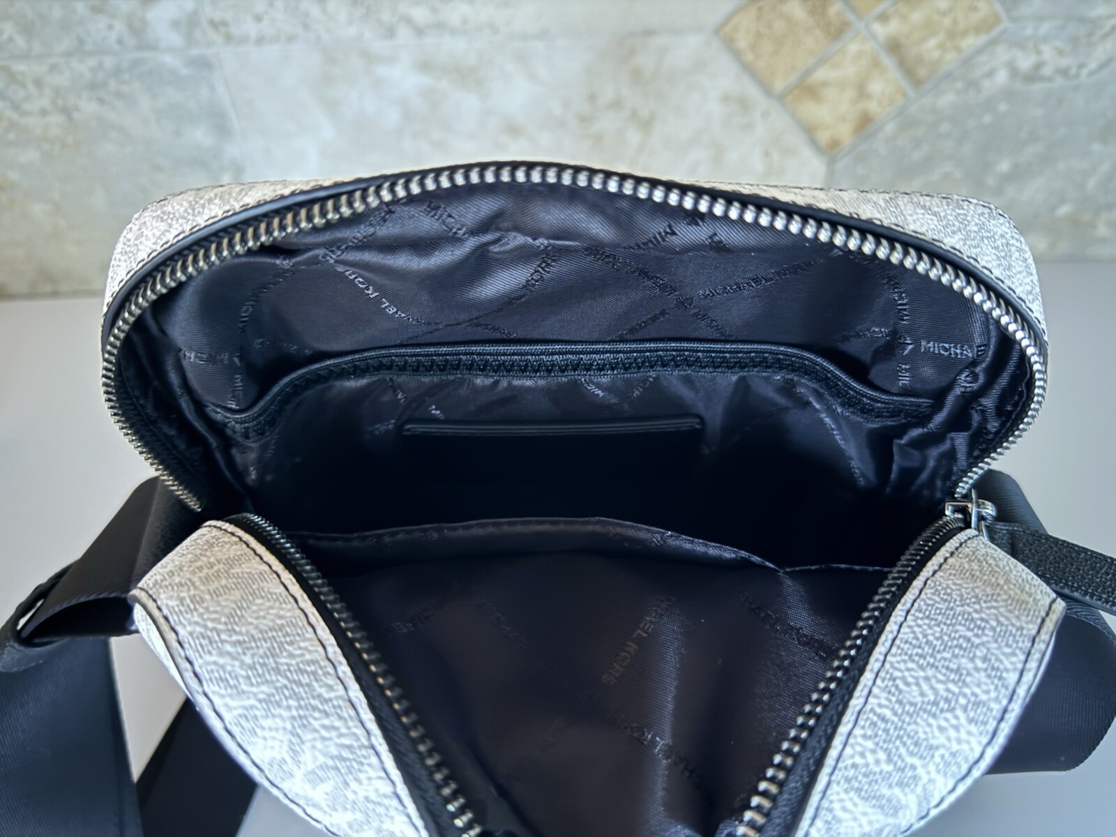 MICHAEL KORS COOPER MEDIUM SHOULDER CROSSBODY FLIGHT BAG MK BRIGHT WHITE/BLACK