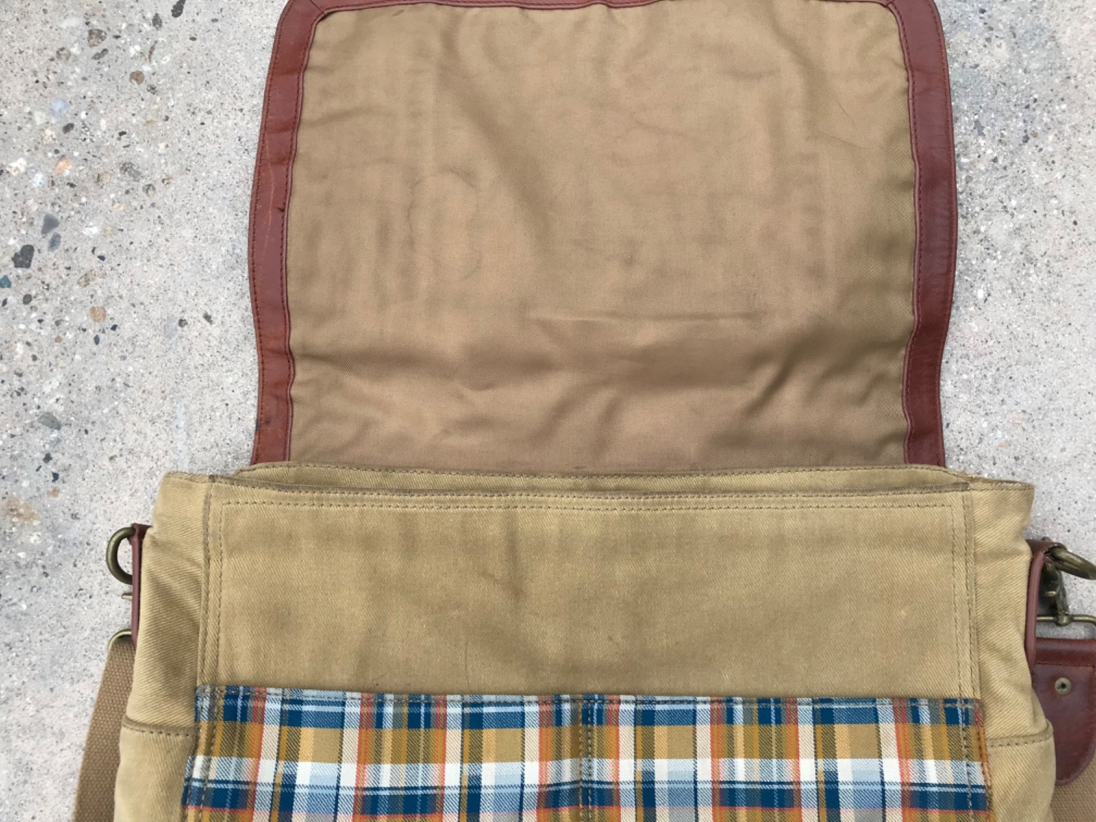 Pendleton men’s Modern Messenger Bag aprox 10″x16″ Retro Style 5″ Depth Soiled