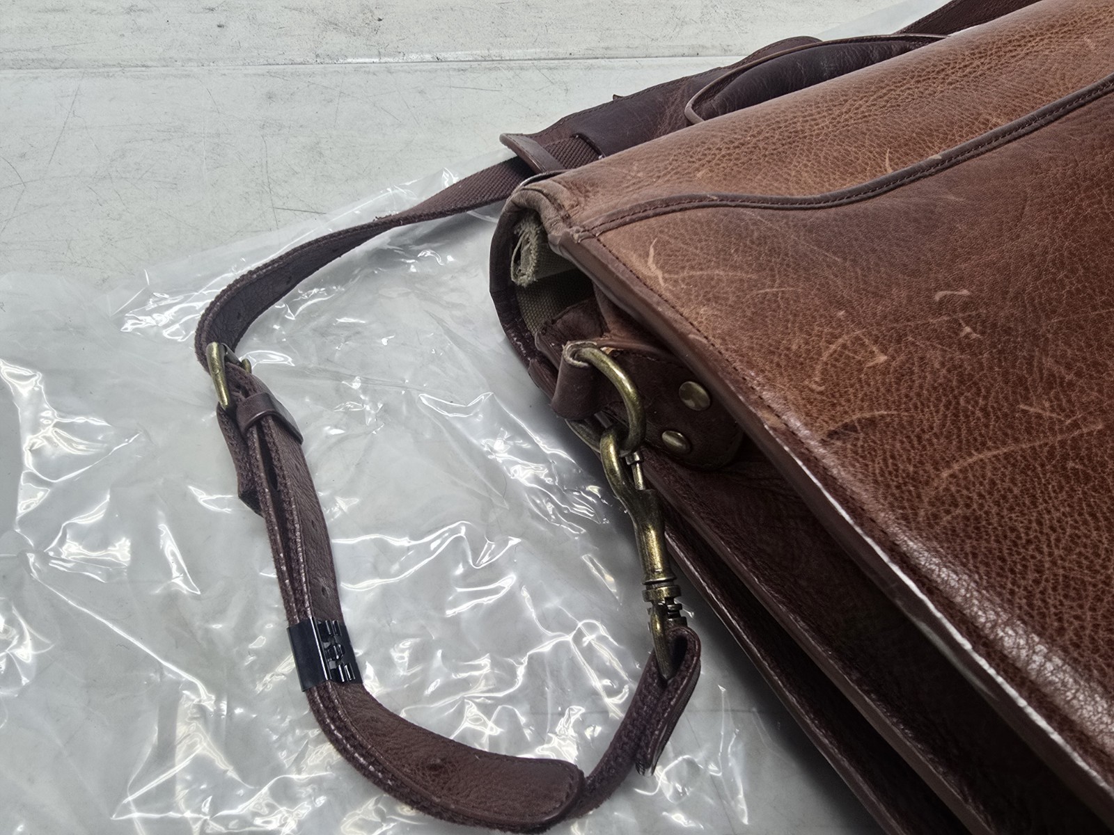 Duluth Trading Leather Bashful Billionaire’s Briefcase Messenger Bag Laptop Case