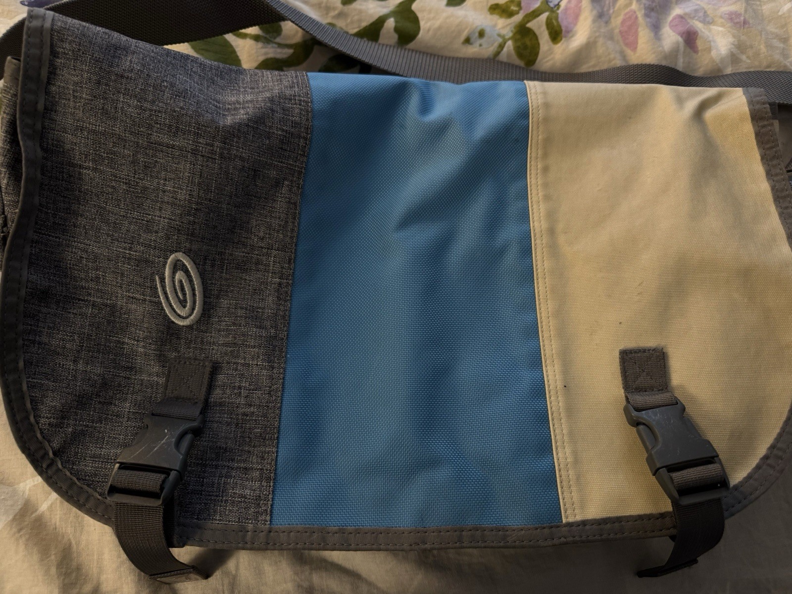 Timbuk2 Medium Colorblock Messenger Bag Blue Gray Beige Buckle Crossbody Pockets