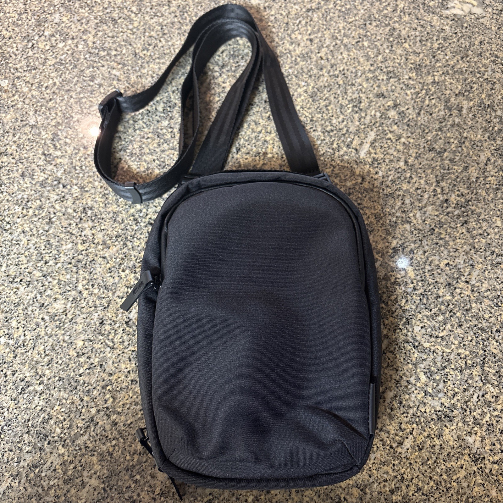 Alpaka Metro Sling Minimalist Travel Crossbody Sling Bag Pack – Black Excellent