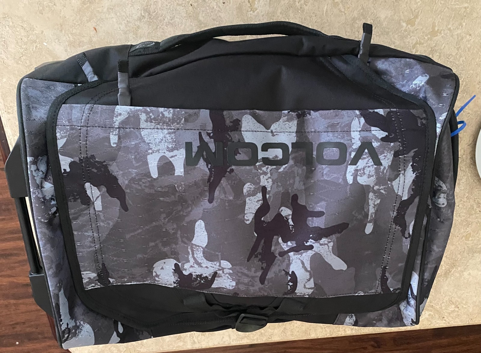 VOLCOM CARRY ON 21” ROLLING DUFFLE BAG BLACK LUGGAGE NEW
