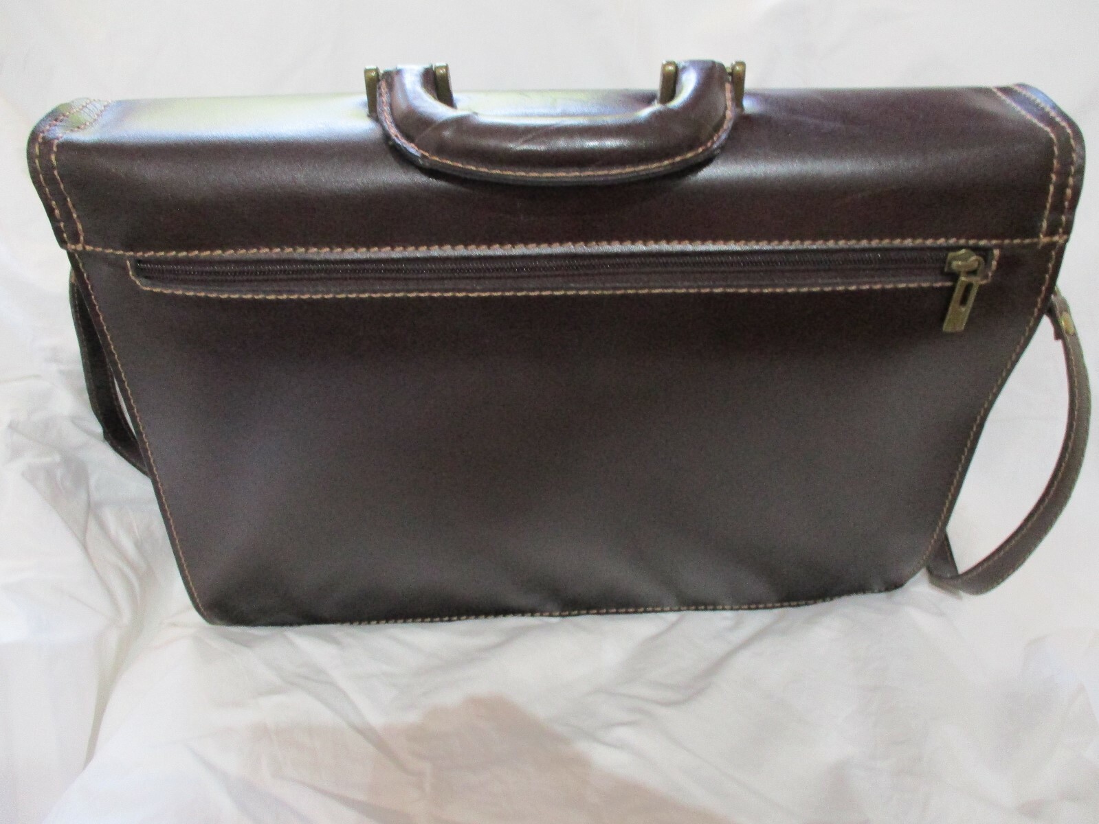 Solid and refined real leather shoulder strap workbag.