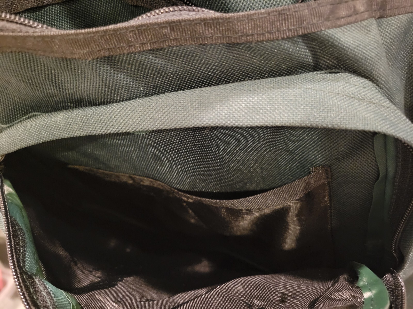 Ampac ”EXPLORER” hunter green Backpack Hiking /travel Bag many compartments
