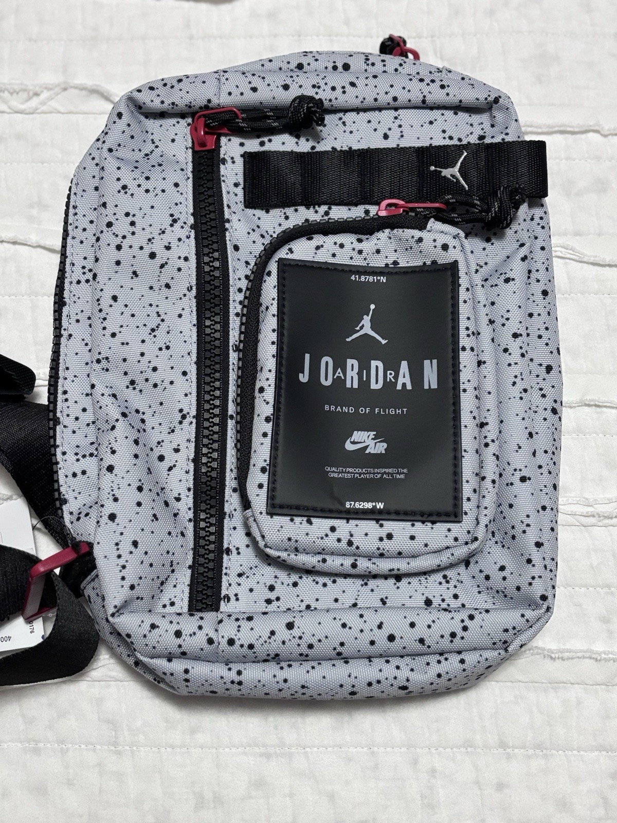 NIKE AIR JORDAN MEN’S HESI CROSSBODY TRAVEL BAG SPLATTER PRINT CEMENT GRAY UNI