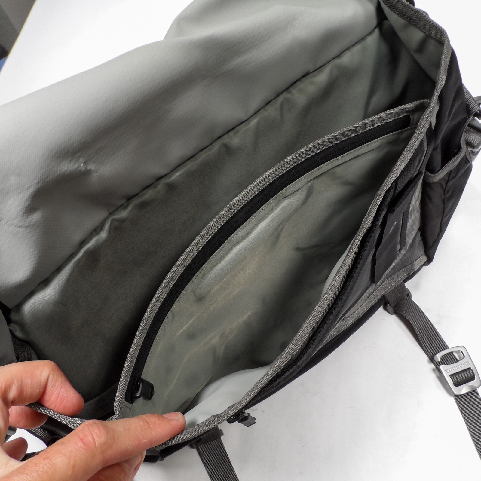 NEW Timbuk2 Command Black Gray Padded Laptop Travel Messenger Bag – 15″ M Medium