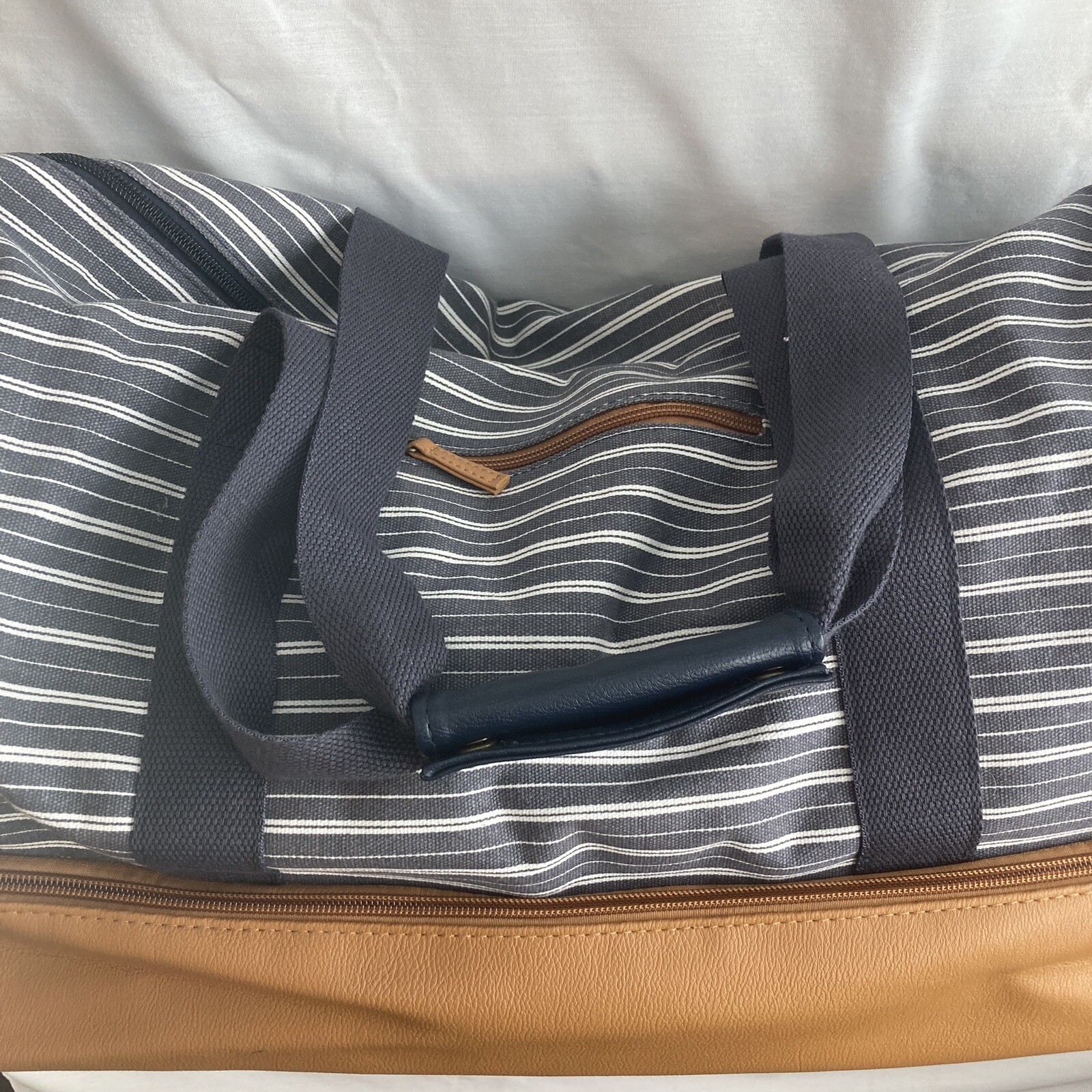 Large DSW Tote, Duffle 20″x14x10, Exceptionally Clean, Leather Compartment Below