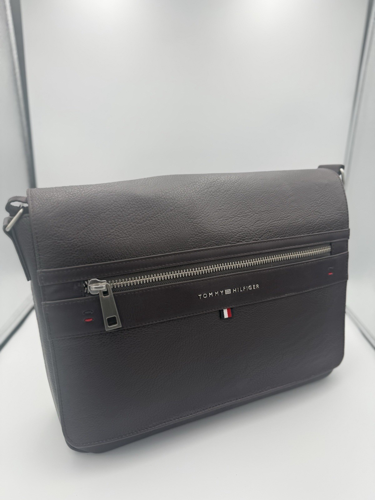 Tommy Hilfiger Men’s Messenger Bag Brown Zip Closure Adjustable Strap Casual